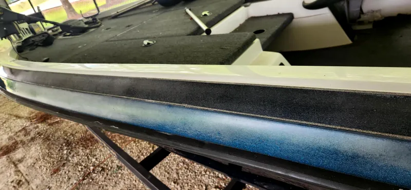 Slide: The Image of 2005 Ranger 520 VX boat, side view, showcasing sleek design and blue accent. - 17