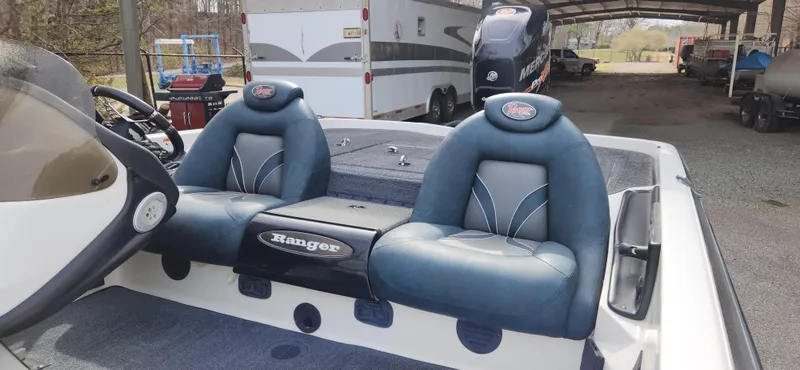 Slide: The Image of 2005 Ranger 520 VX boat interior with dual blue seats. - 9