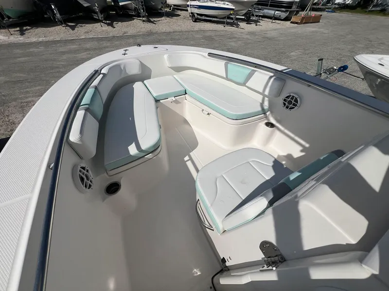 Slide: The Image of Robalo R200 2024 - 13