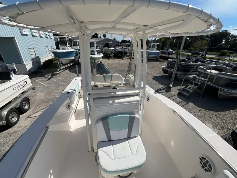 Slide: The Image of Robalo R200 2024 - 17