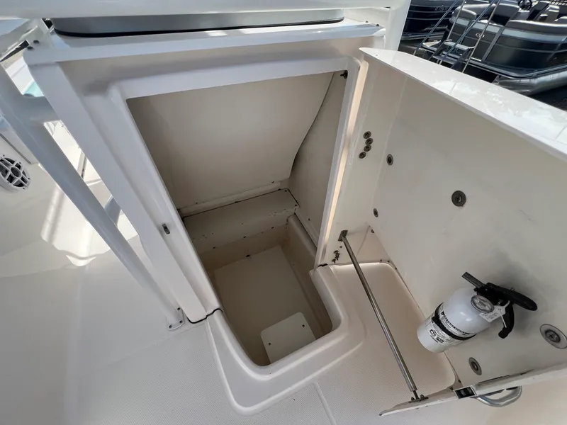 Slide: The Image of Robalo R200 2024 - 16