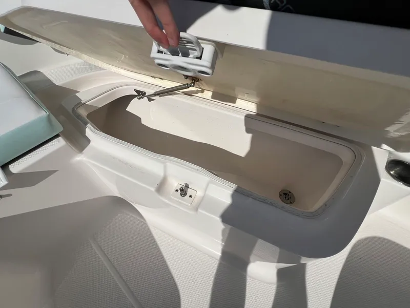 Slide: The Image of Robalo R200 2024 - 15