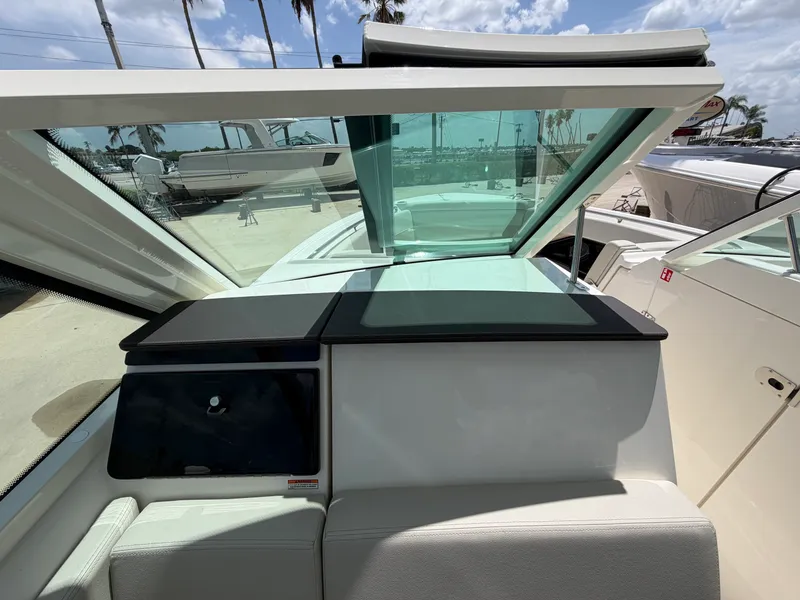 Slide: The Image of Boston Whaler 280 Vantage 2027 - 35