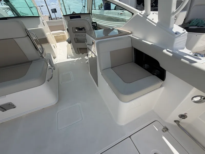 Slide: The Image of Boston Whaler 280 Vantage 2027 - 21