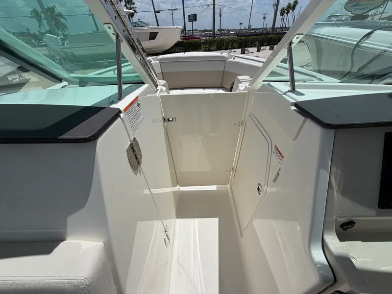 Slide: The Image of Boston Whaler 280 Vantage 2027 - 37