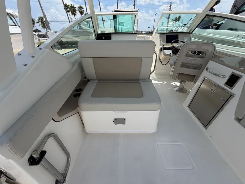 Slide: The Image of Boston Whaler 280 Vantage 2027 - 20