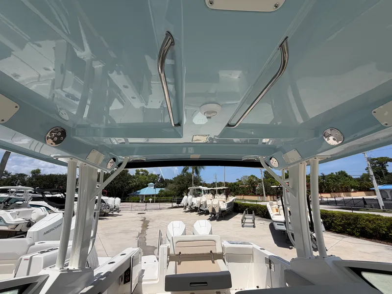 Slide: The Image of Boston Whaler 280 Vantage 2027 - 34
