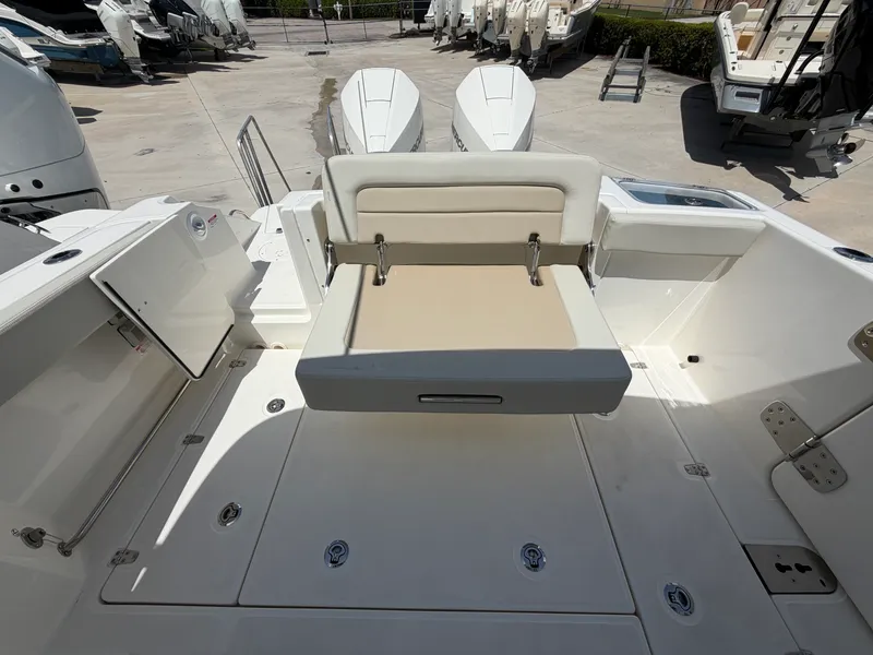 Slide: The Image of Boston Whaler 280 Vantage 2027 - 19