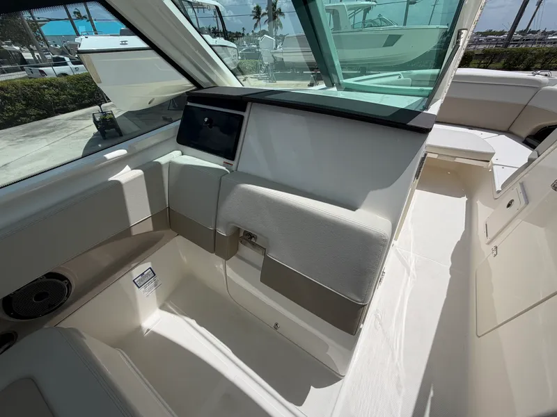 Slide: The Image of Boston Whaler 280 Vantage 2027 - 27