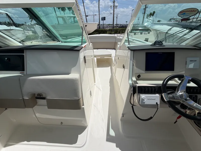 Slide: The Image of Boston Whaler 280 Vantage 2027 - 28