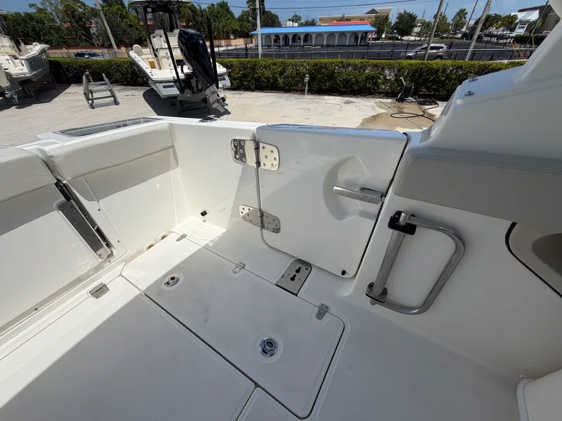 Slide: The Image of Boston Whaler 280 Vantage 2027 - 17
