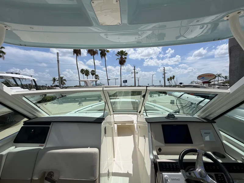 Slide: The Image of Boston Whaler 280 Vantage 2027 - 38