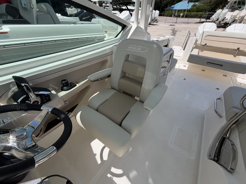 Slide: The Image of Boston Whaler 280 Vantage 2027 - 32