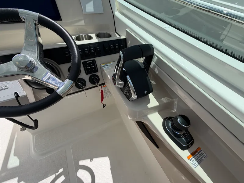 Slide: The Image of Boston Whaler 280 Vantage 2027 - 31