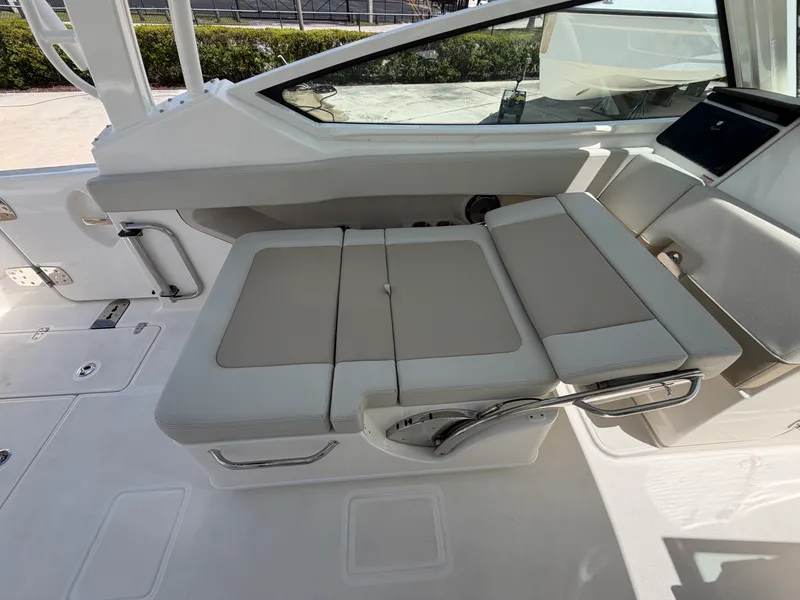 Slide: The Image of Boston Whaler 280 Vantage 2027 - 25