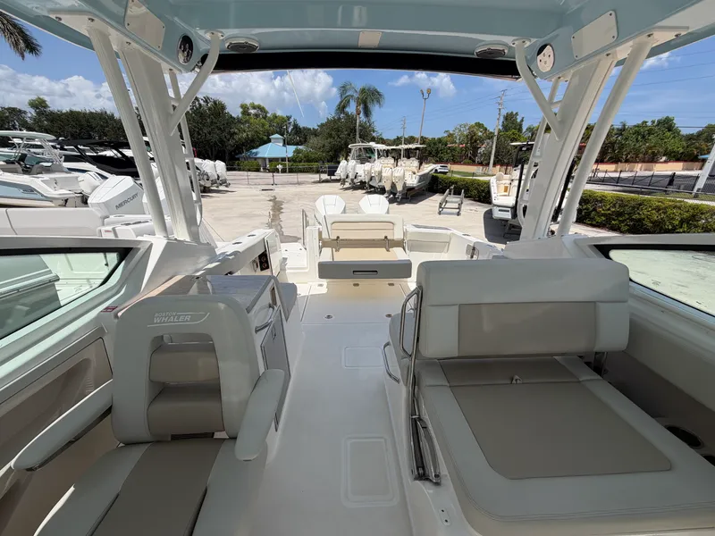 Slide: The Image of Boston Whaler 280 Vantage 2027 - 33