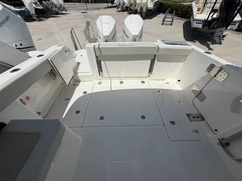 Slide: The Image of Boston Whaler 280 Vantage 2027 - 16