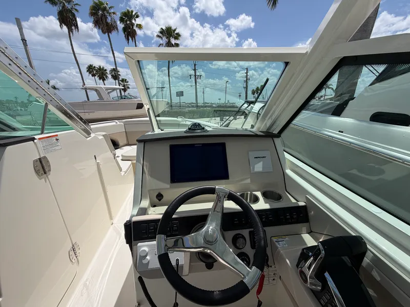 Slide: The Image of Boston Whaler 280 Vantage 2027 - 30