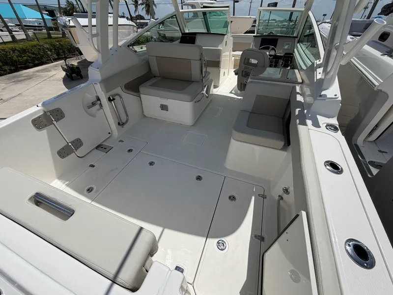Slide: The Image of Boston Whaler 280 Vantage 2027 - 15
