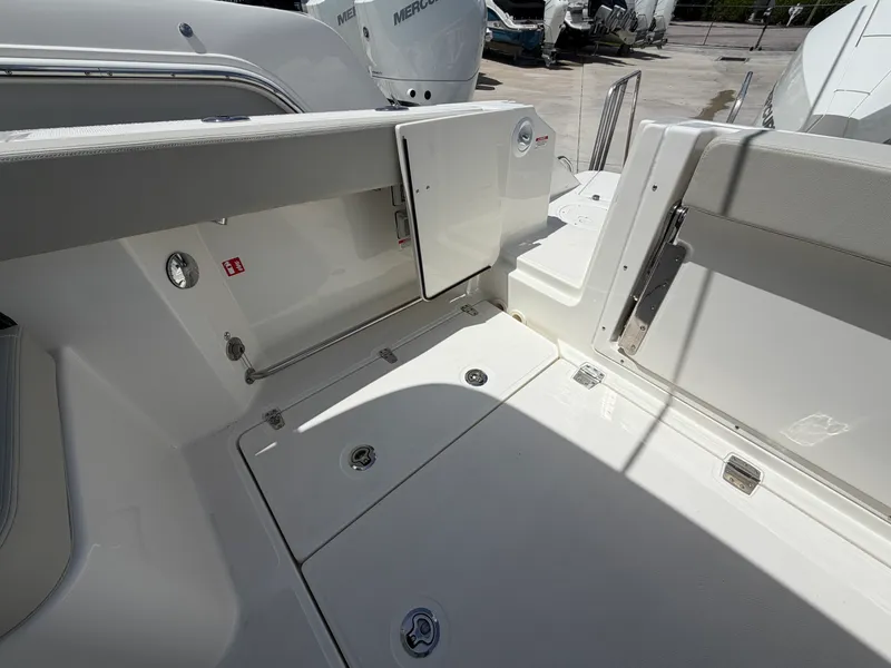 Slide: The Image of Boston Whaler 280 Vantage 2027 - 18