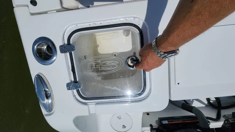 Slide: The Image of 2023 Sea Hunt Gamefish 27 livewell with a person opening the lid. - 47