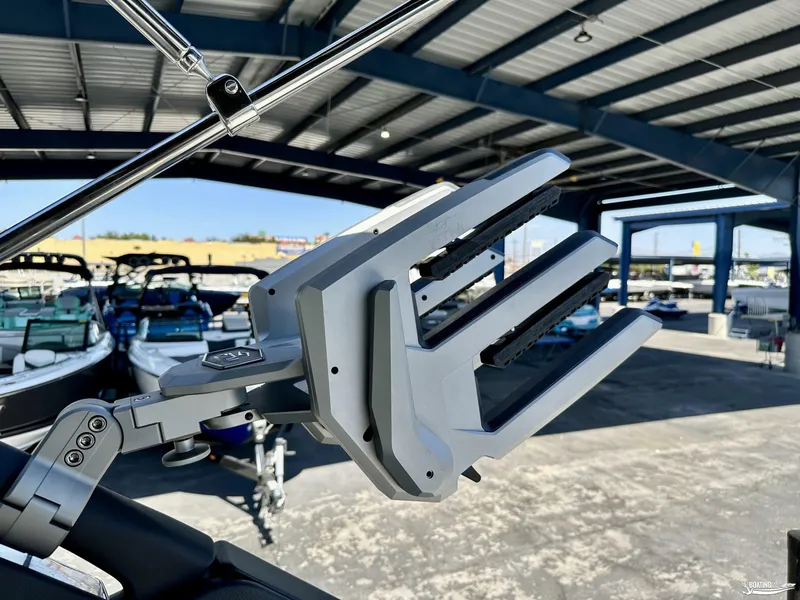 Slide: The Image of Sea Ray SDX 250 SURF 2025 - 18