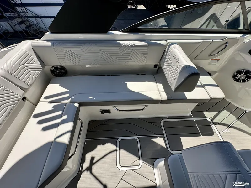 Slide: The Image of Sea Ray SDX 250 SURF 2025 - 8