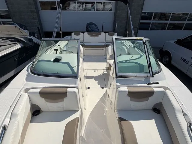 Slide: The Image of Robalo R207 Dual Console 2023 - 10