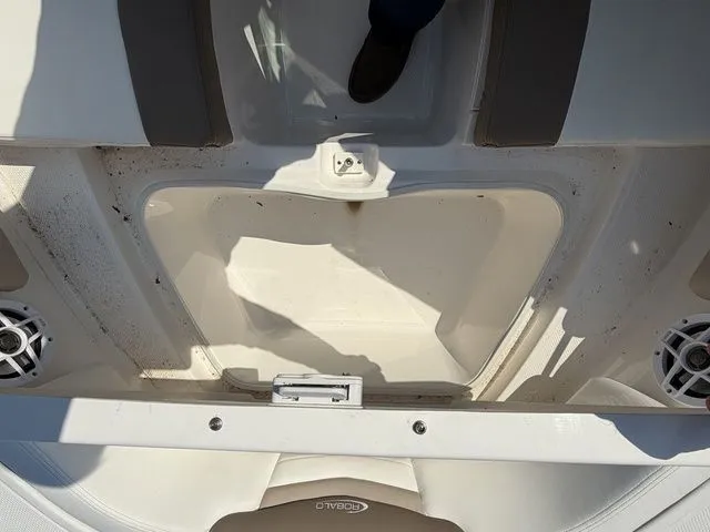 Slide: The Image of Robalo R207 Dual Console 2023 - 12