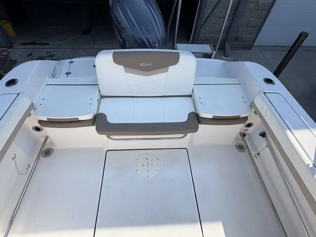 Slide: The Image of Robalo R207 Dual Console 2023 - 15