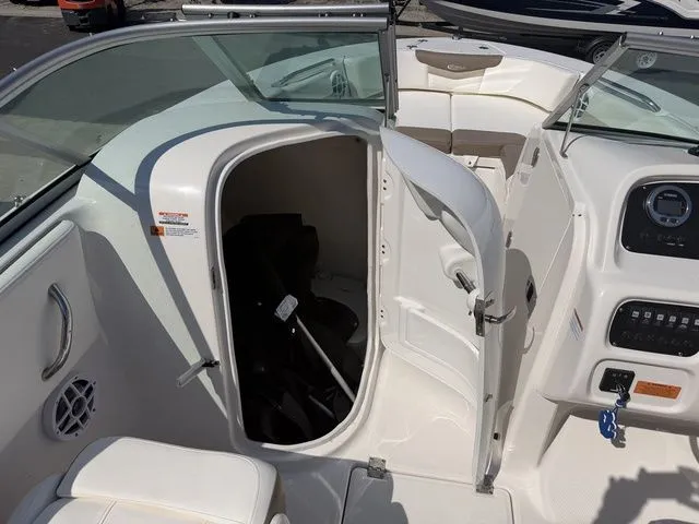 Slide: The Image of Robalo R207 Dual Console 2023 - 16