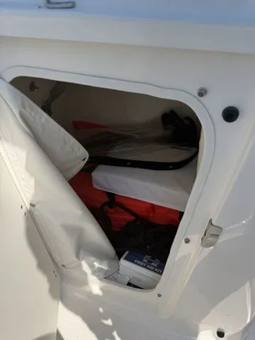 Slide: The Image of Robalo R207 Dual Console 2023 - 17