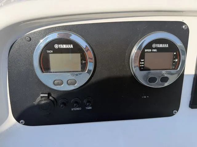 Slide: The Image of Robalo R207 Dual Console 2023 - 18