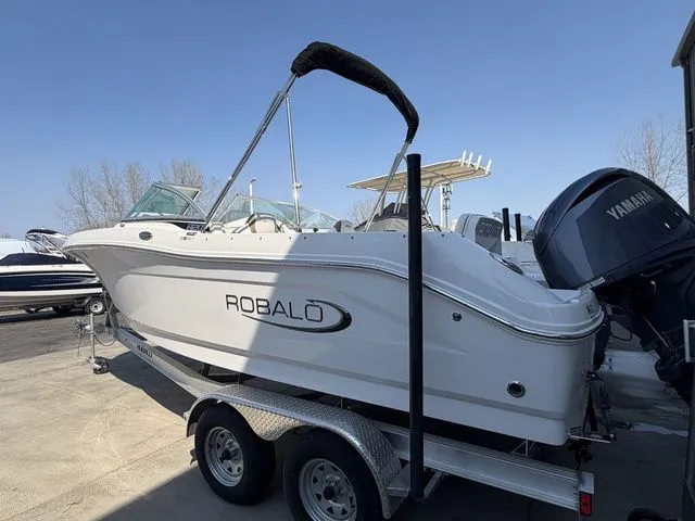 Slide: The Image of Robalo R207 Dual Console 2023 - 3