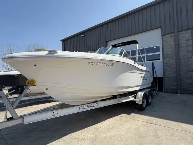 Slide: The Image of Robalo R207 Dual Console 2023 - 4