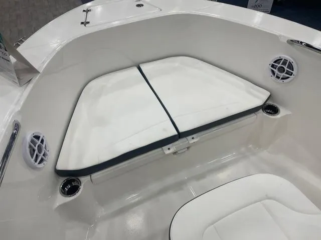 Slide: The Image of Robalo R180 Center Console 2024 - 4