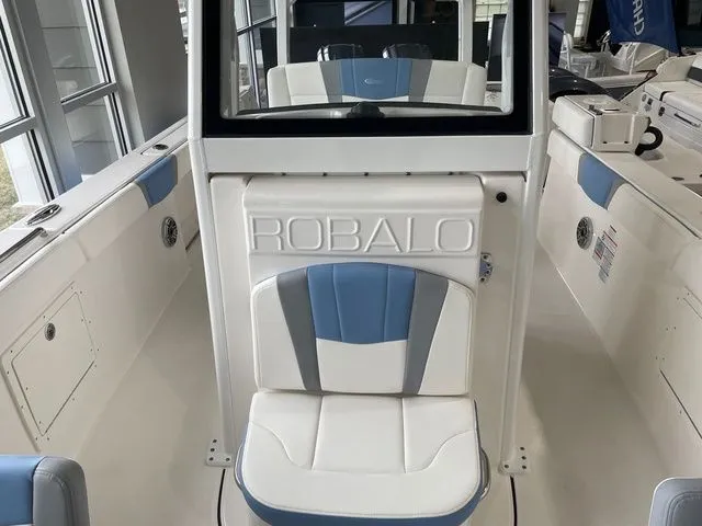 Slide: The Image of Robalo R272 Center Console 2023 - 4