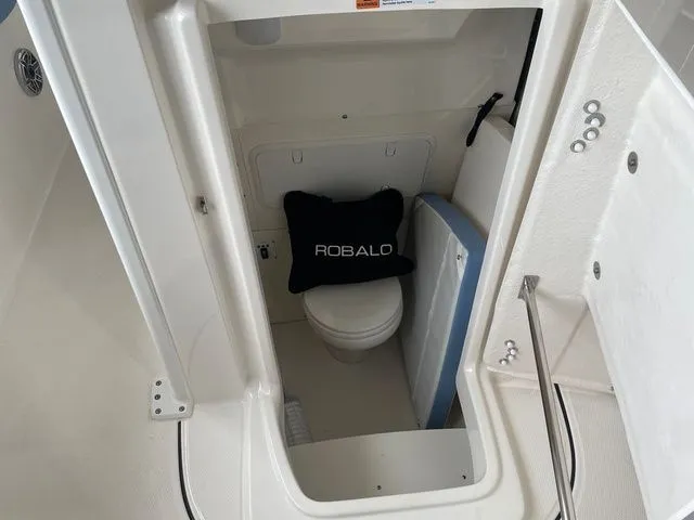 Slide: The Image of Robalo R272 Center Console 2023 - 5