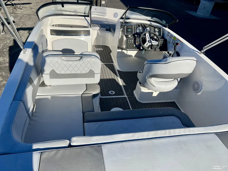 Slide: The Image of Bayliner VR5 2025 - 4
