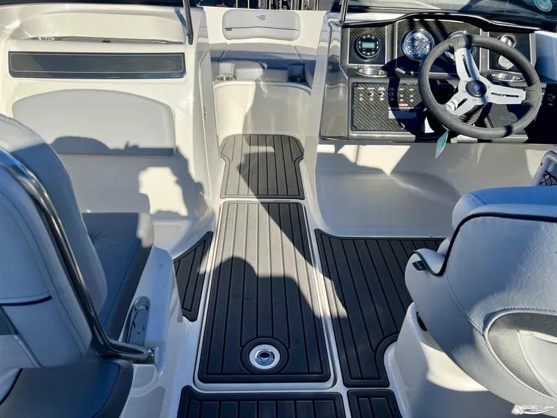 Slide: The Image of Bayliner VR5 2025 - 5
