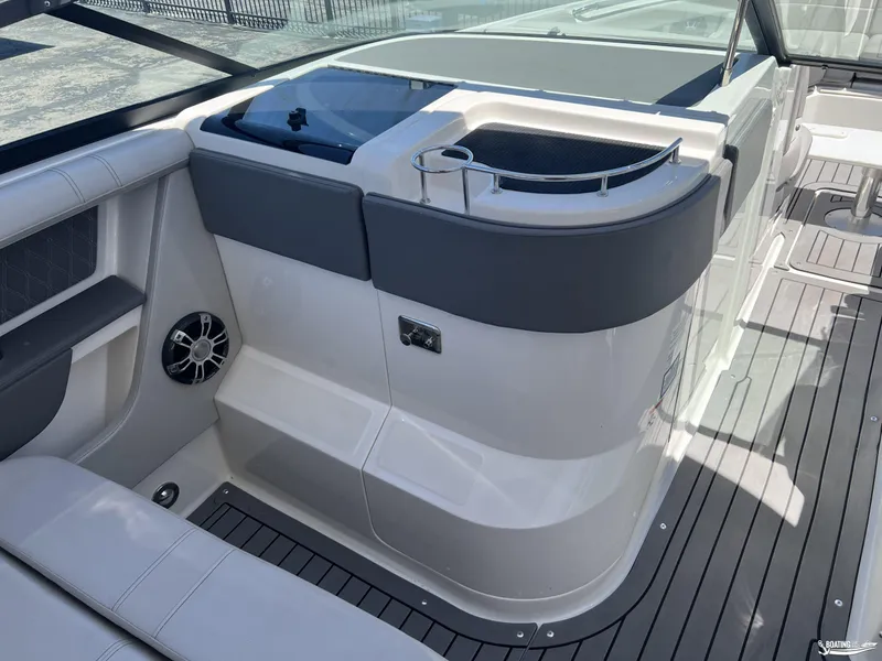Slide: The Image of Sea Ray 310 SLX 2021 - 11