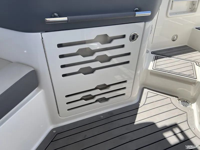 Slide: The Image of Sea Ray 310 SLX 2021 - 8
