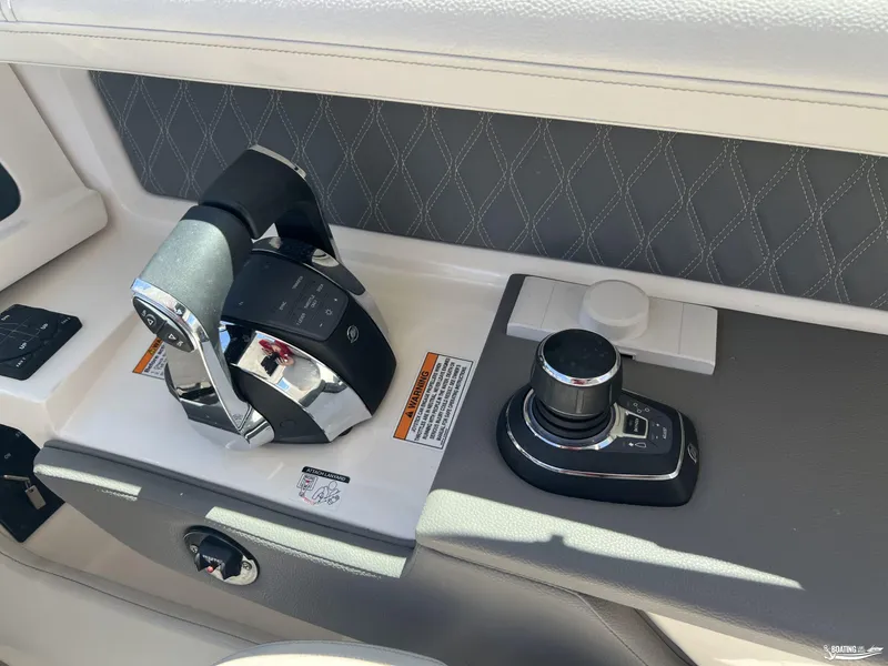 Slide: The Image of Sea Ray 310 SLX 2021 - 10