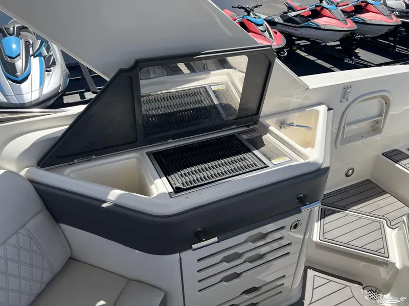 Slide: The Image of Sea Ray 310 SLX 2021 - 7