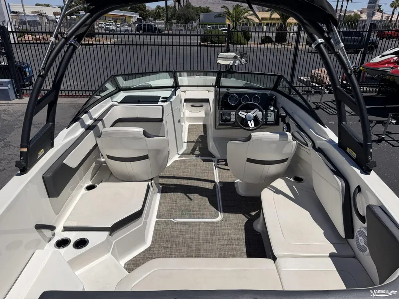 Slide: The Image of Sea Ray SPX210 OUTBOARD 2018 - 4