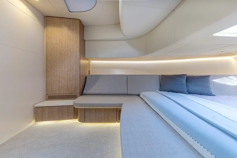 Slide: The Image of CNM Continental 54T 2019 - 26