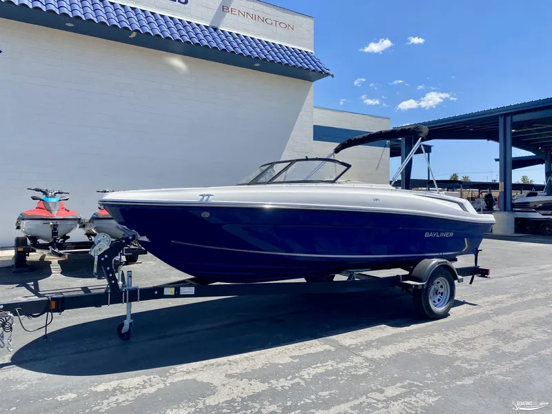 Slide: The Image of Bayliner VR4 2025 - 3