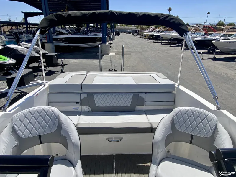Slide: The Image of Bayliner VR4 2025 - 11
