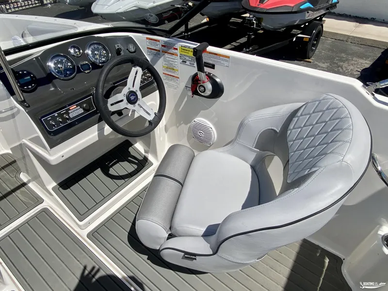 Slide: The Image of Bayliner VR4 2025 - 8