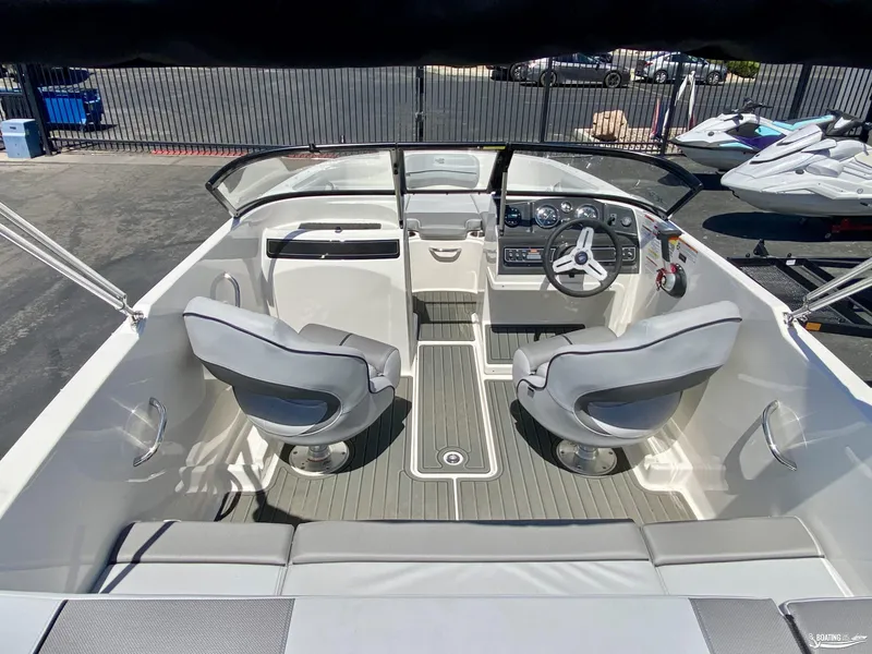 Slide: The Image of Bayliner VR4 2025 - 7